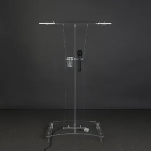 Púlpito de acrílico Tito posicionado no altar da igreja